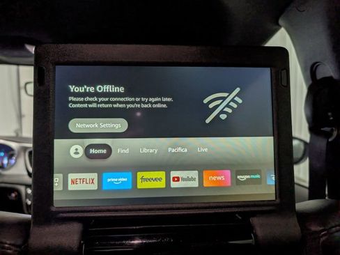 Used 2023 Chrysler Pacifica Touring-L w/ Uconnect Theater Family Group FWD image 11