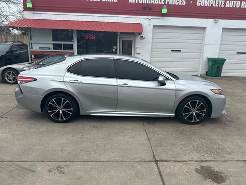 Used 2018 Toyota Camry SE image 4