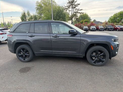 Used 2023 Jeep Grand Cherokee Altitude AWD/4WD image 4