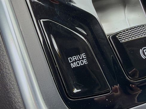 Used 2025 Kia Carnival EX image 45