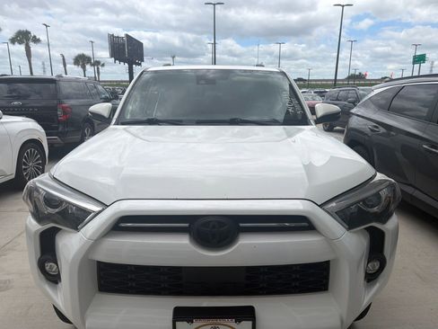 Used 2021 Toyota 4Runner SR5 Premium w/ Moonroof Package RWD image 2