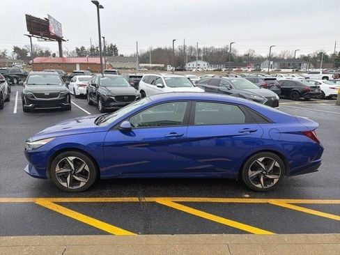 Used 2023 Hyundai Elantra SEL w/ Convenience Package image 3