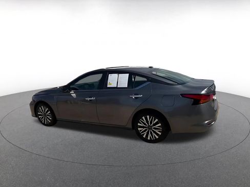 Used 2025 Nissan Altima 2.5 SV FWD image 10