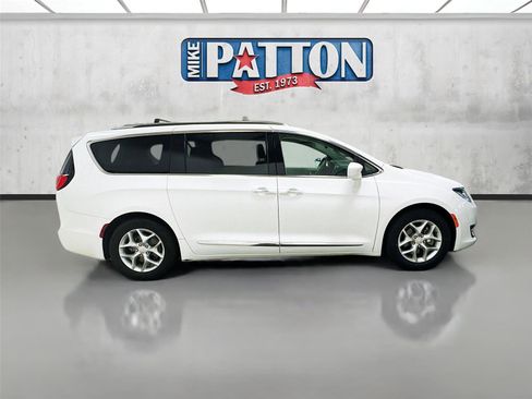 Used 2018 Chrysler Pacifica Touring-L w/ Tire & Wheel Group image 8