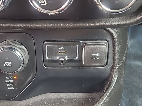 Used 2016 Jeep Renegade Latitude w/ Cold Weather Group AWD/4WD image 18