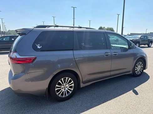 Used 2020 Toyota Sienna XLE Premium FWD image 15
