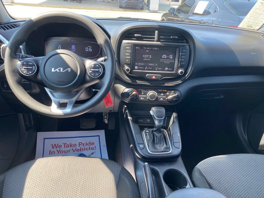 Used 2023 Kia Soul LX w/ LX Technology Package FWD image 9