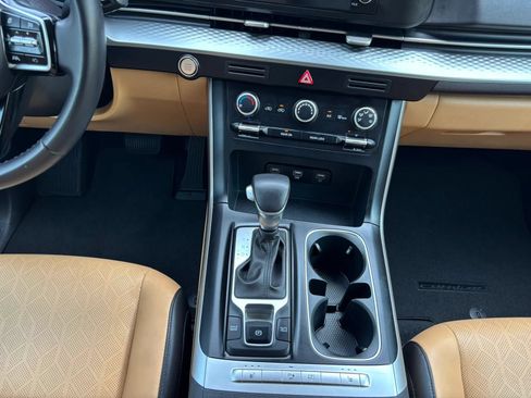 Used 2024 Kia Carnival LX FWD image 13