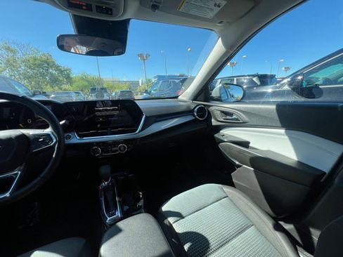 Used 2025 Chevrolet Trax LT w/ LT Convenience Package FWD image 35