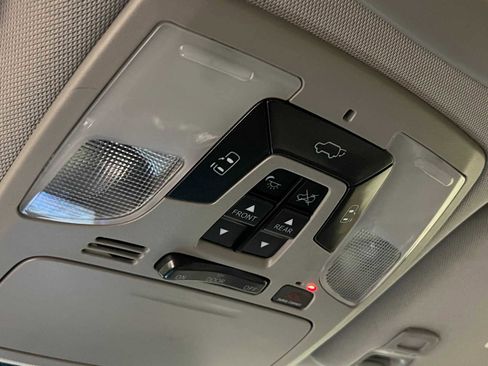 Used 2017 Toyota Sienna Limited Premium image 27