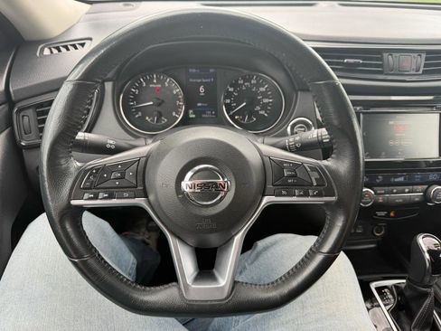 Used 2018 Nissan Rogue SV image 22