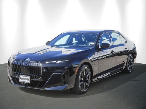 Used 2026 BMW 750e xDrive w/ Premium Package AWD/4WD image 3