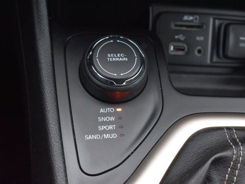 Used 2016 Jeep Cherokee Sport image 33