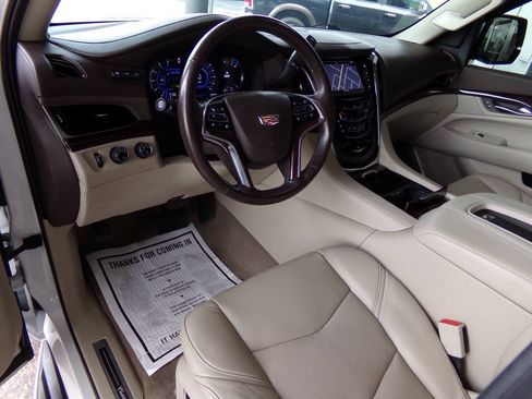 Used 2016 Cadillac Escalade Luxury AWD/4WD image 16