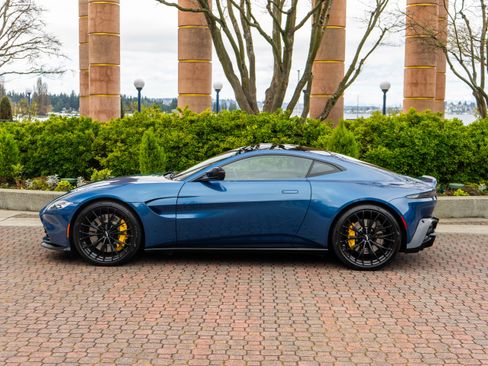 Used 2022 Aston Martin V8 Vantage Coupe image 33