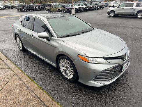 Used 2019 Toyota Camry XLE image 5