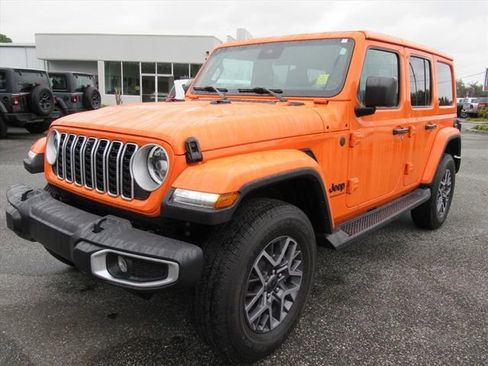 Used 2025 Jeep Wrangler Sahara image 3