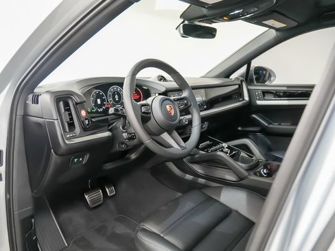 Used 2026 Porsche Cayenne S AWD/4WD image 4
