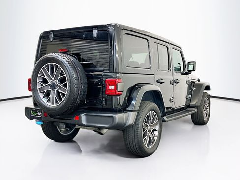 Used 2023 Jeep Wrangler Unlimited Sahara w/ Cold Weather Group AWD/4WD image 9