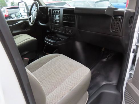 Used 2015 Chevrolet Express 3500 RWD image 19