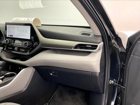 Used 2024 Toyota Highlander XLE FWD image 16
