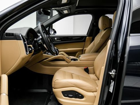 Used 2023 Porsche Cayenne w/ Premium Package AWD/4WD image 10
