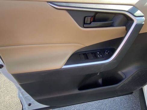 Used 2021 Toyota RAV4 LE image 11