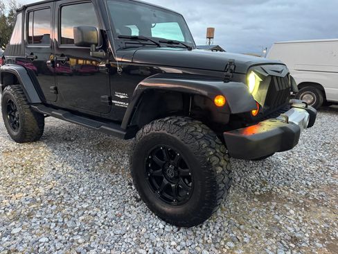 Used 2012 Jeep Wrangler Unlimited Sahara w/ Dual Top Group AWD/4WD image 2