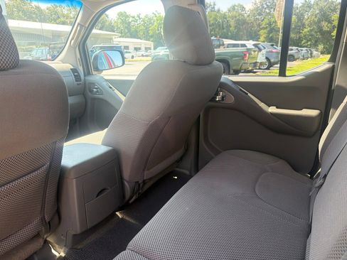 Used 2015 Nissan Frontier SV w/ SV Value Truck Package AWD/4WD image 13