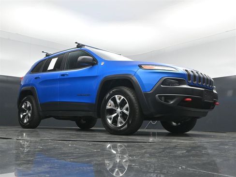 Used 2018 Jeep Cherokee Trailhawk w/ Cold Weather Group AWD/4WD image 31