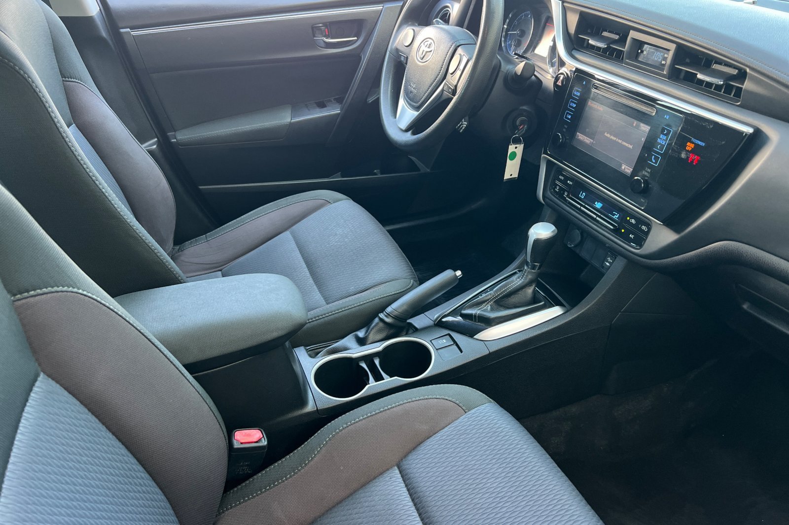 Used 2018 Toyota Corolla LE FWD image 15