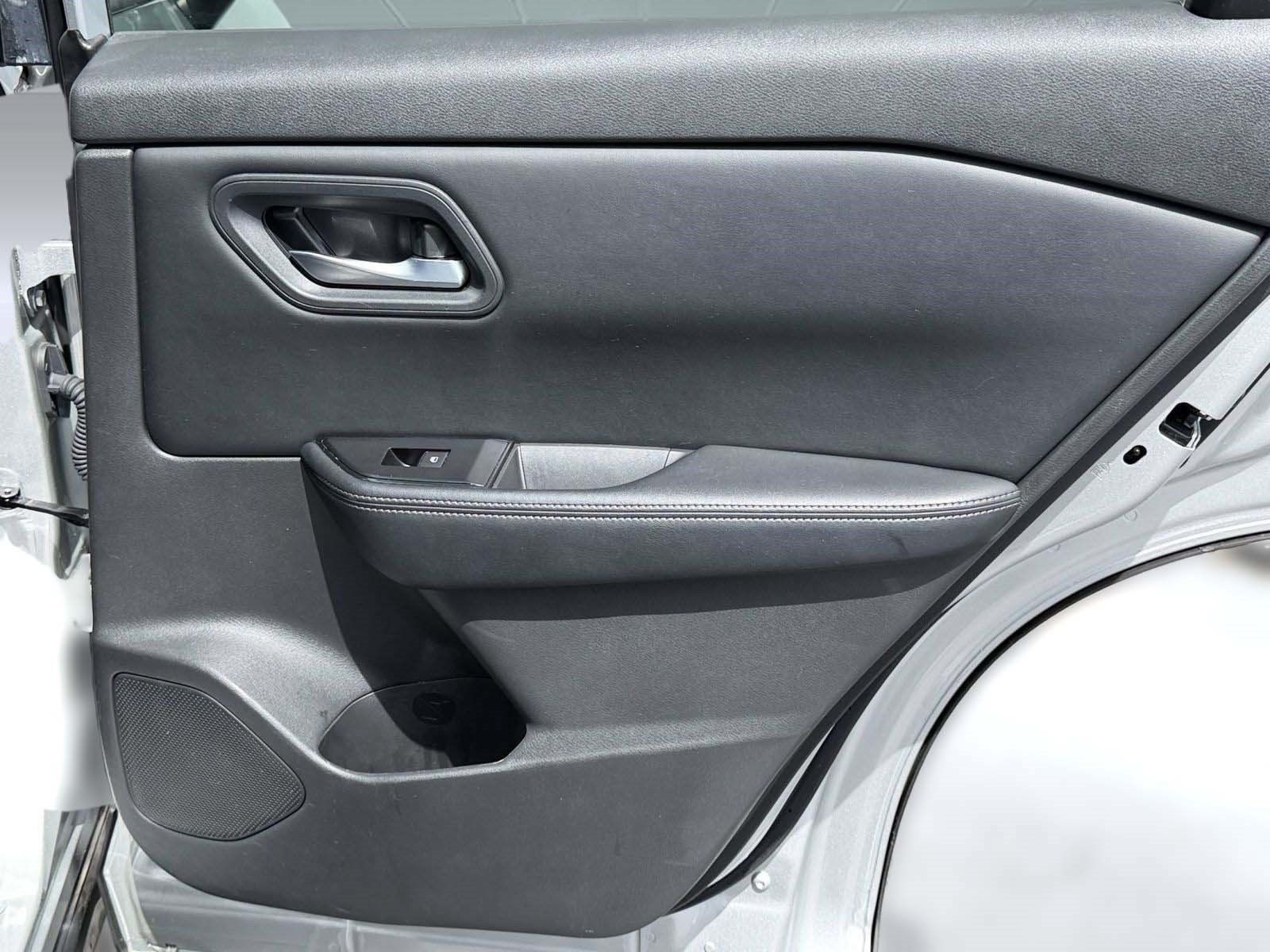 Used 2025 Nissan Rogue SV AWD/4WD image 15