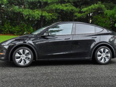 Used 2023 Tesla Model Y Long Range AWD/4WD image 3