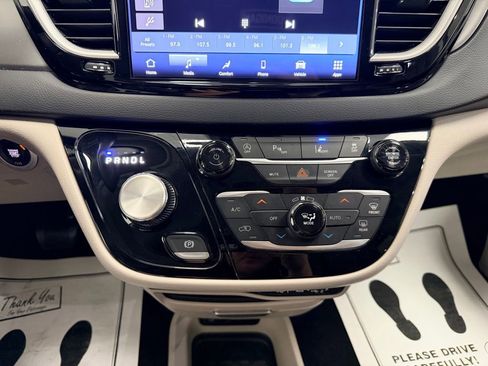 Used 2023 Chrysler Pacifica Touring-L FWD image 16