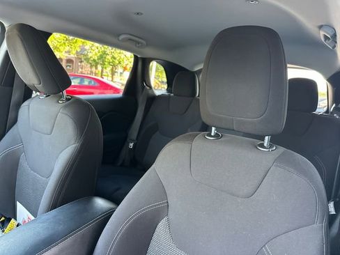 Used 2021 Jeep Cherokee Latitude FWD image 16