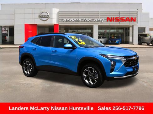 Used 2025 Chevrolet Trax LT FWD image 1
