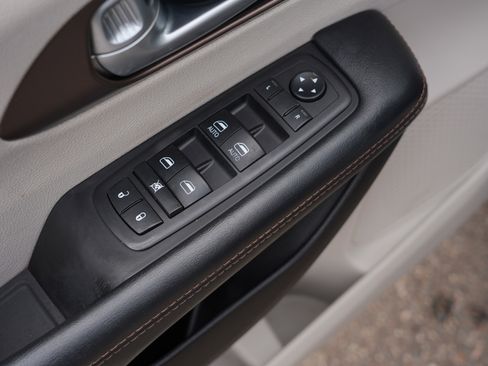 Used 2019 Chrysler Pacifica Touring-L image 16