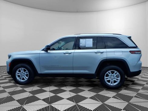 Used 2023 Jeep Grand Cherokee Laredo AWD/4WD image 24