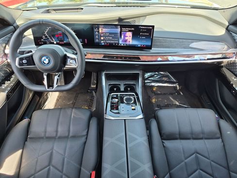 Used 2025 BMW i7 eDrive50 w/ M Sport Package RWD image 29