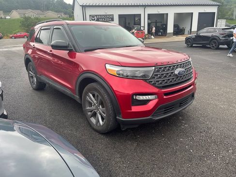 Used 2024 Ford Explorer XLT w/ Equipment Group 202A AWD/4WD image 3