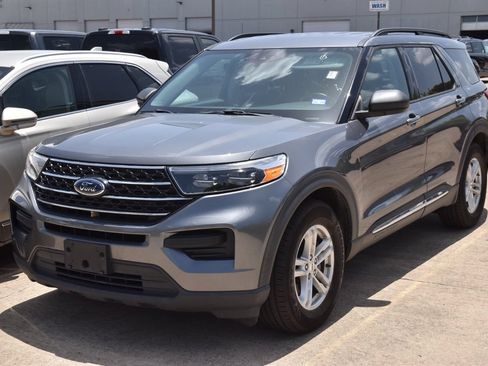 Used 2021 Ford Explorer XLT RWD image 2