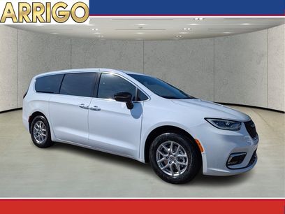 New 2025 Chrysler Pacifica Select