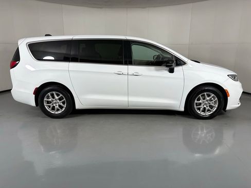 Used 2024 Chrysler Pacifica Touring-L image 9