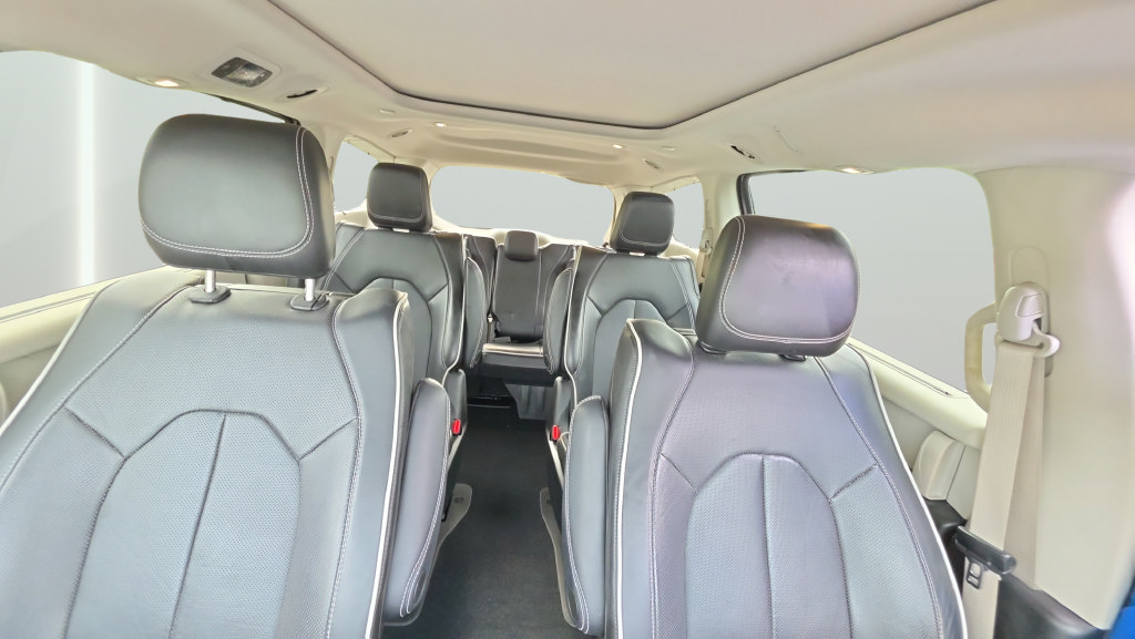 Used 2023 Chrysler Pacifica Limited w/ Uconnect Theater Family Group FWD image 17