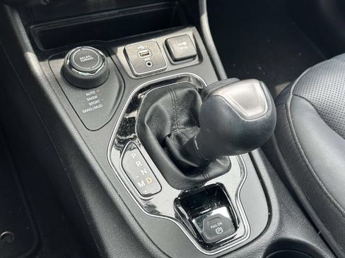 Used 2019 Jeep Cherokee Limited AWD/4WD image 29