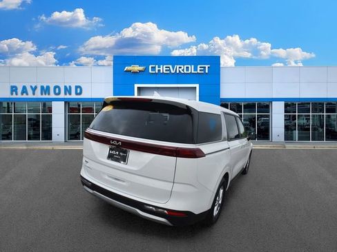 Used 2024 Kia Carnival LX FWD image 3