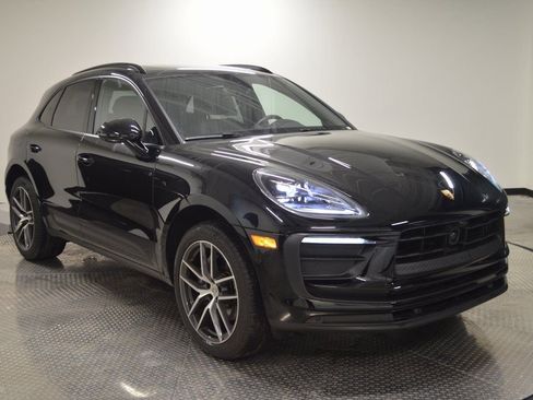 Certified 2025 Porsche Macan AWD/4WD image 9