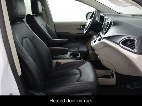 Used 2024 Chrysler Pacifica Touring-L image 19