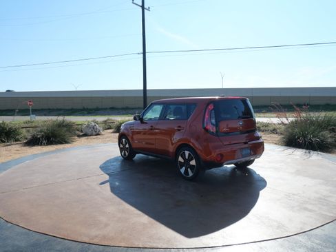 Used 2019 Kia Soul + image 4