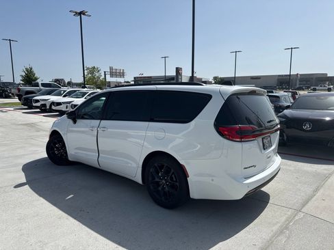 Used 2025 Chrysler Pacifica Limited FWD image 3